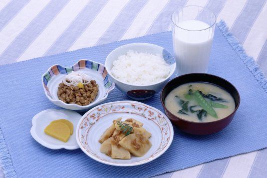 筍の煮物と納豆、ご飯と味噌汁と牛乳のセット