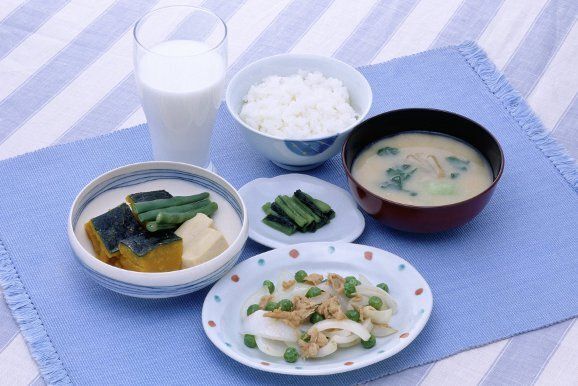 かぼちゃといんげんの煮物とご飯と味噌汁が付いたメニュー