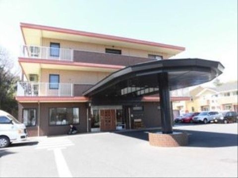 「ロイヤルレジデンス大宮」のエントランス。雨天時にも安心な屋根付きの施設になっている。