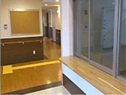 「ロイヤルレジデンス大宮」のエントランス。施設の見学や、困りごとはスタッフに声かけをする。