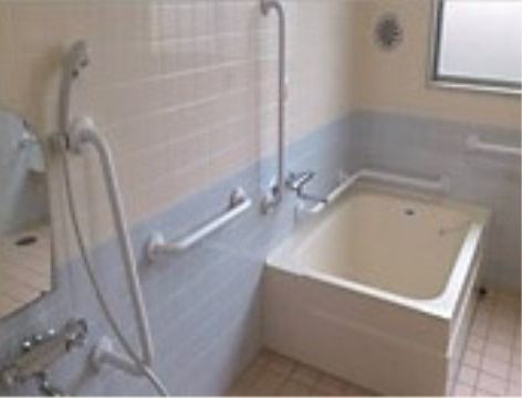 「ロイヤルレジデンス大宮」の浴室。使用後の汚れの繁殖を防ぐべく換気窓を設置している。