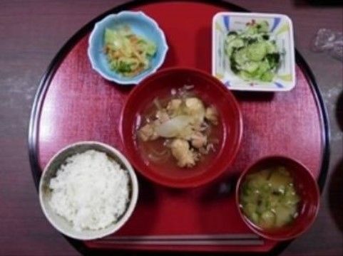 「ロイヤルレジデンス御殿山弐号館」のお食事。副菜や前菜も盛り沢山である。
