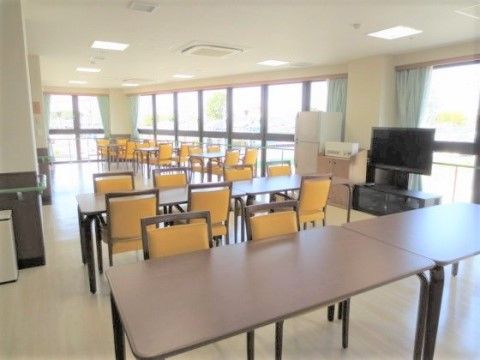 ロイヤルレジデンス上尾のダイニング。栄養バランスの整った美味しいお食事を毎日出来たてでご提供しております。