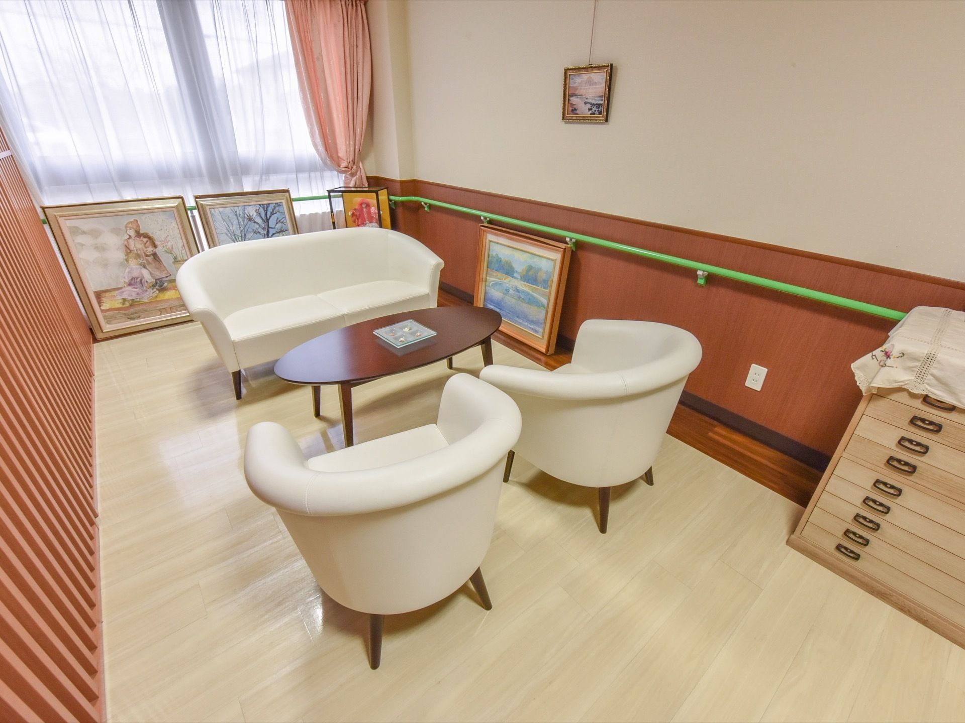 縦に長い談話室の中央には小さいテーブルを中心にソファが並べられている。床の材質は明るいクリーム色の物が使われている。