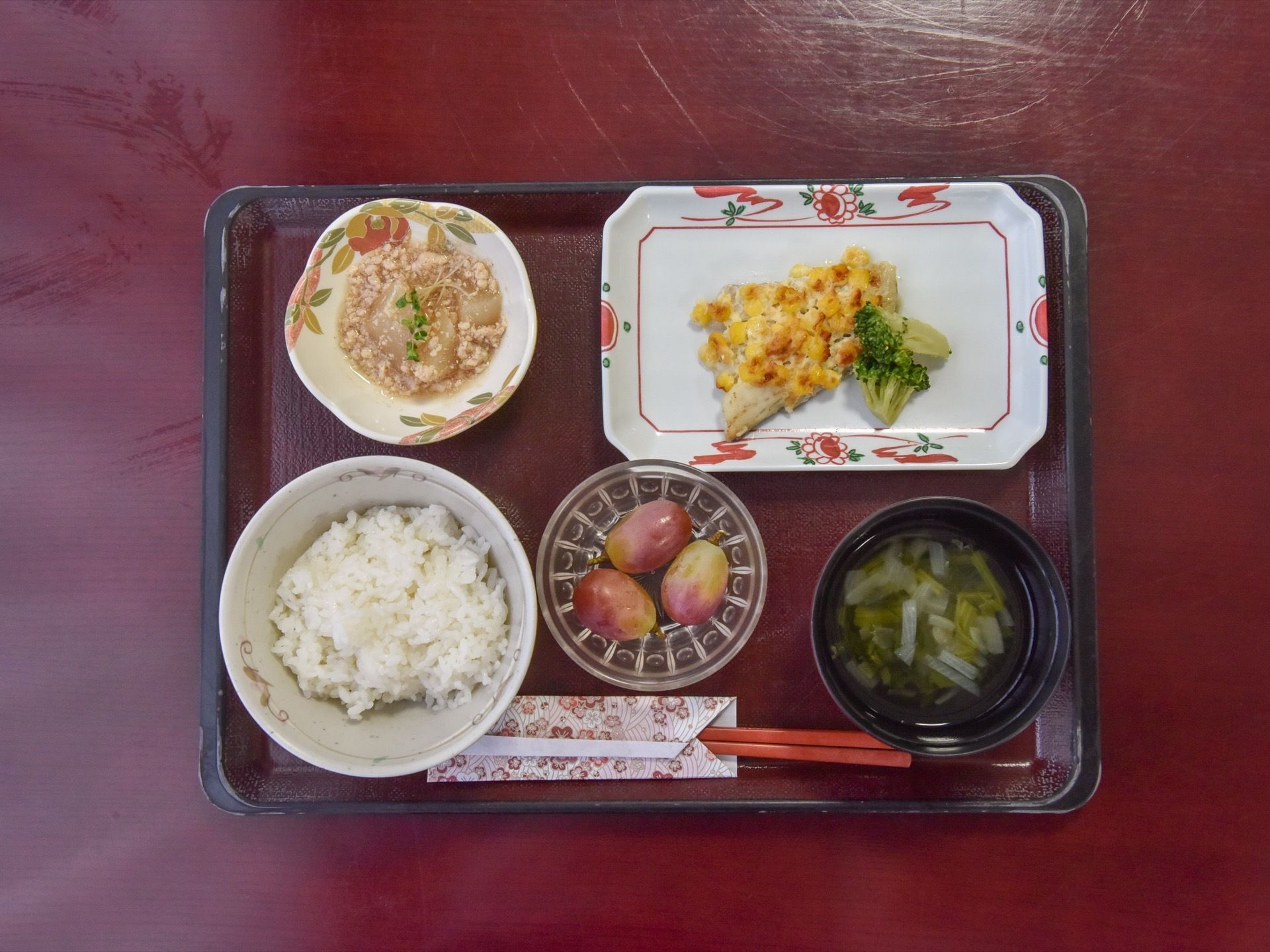 食事は、魚料理をメインとしフルーツが添えられた献立になっている。大勢で楽しい食事の時間を過ごすことができる。