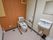 トイレの壁の左手側には長い手すり、そして呼び出しボタンや温水洗浄コントローラーなどが集中して設置してある。