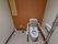 トイレの便座本体は一般的な洋式だが、肘掛けと背もたれが一体になったパーツがアタッチメントとして後付けされている。