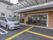 施設には駐車スペースが用意してある。また黄色い点字ブロックが玄関前まで伸びており視覚障碍者のガイドとなっている。