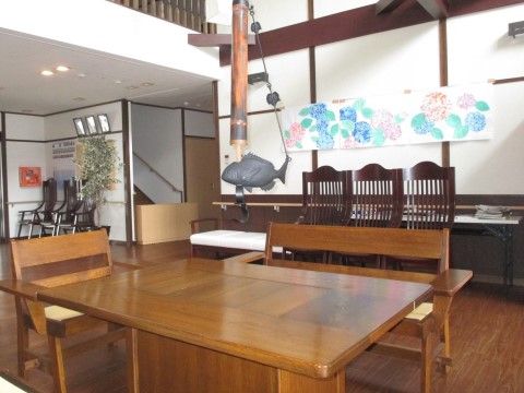 ロイヤルレジデンス川島弐号館の共有スペース。壁には入居者様が作成した絵を飾っています。
