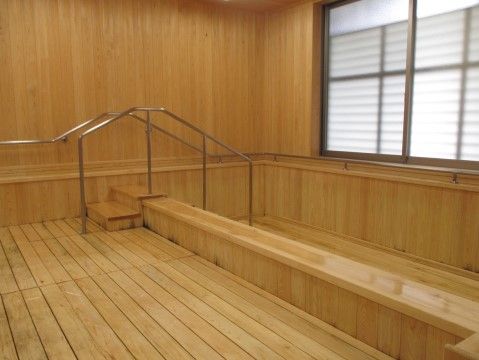 ロイヤルレジデンス川島弐号館の浴室。木材を使用した浴室は暖かみがあります。