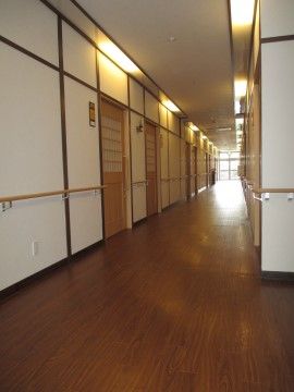 ロイヤルレジデンス川島弐号館の廊下。旅館やホテルのような雰囲気の廊下。