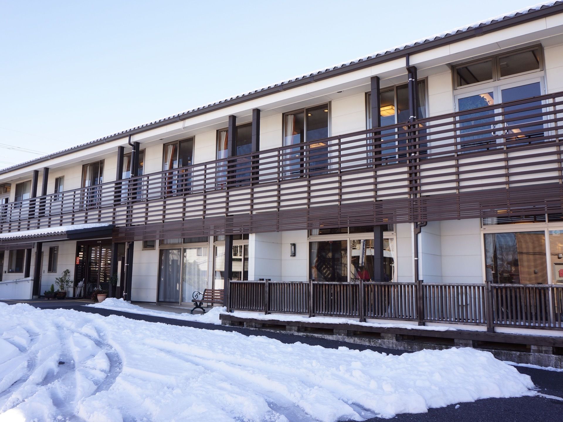施設は２階建ての横に長い建物である。入居者様の部屋が数多く並んでおり、一つ一つの窓が大きいのが特徴的である。