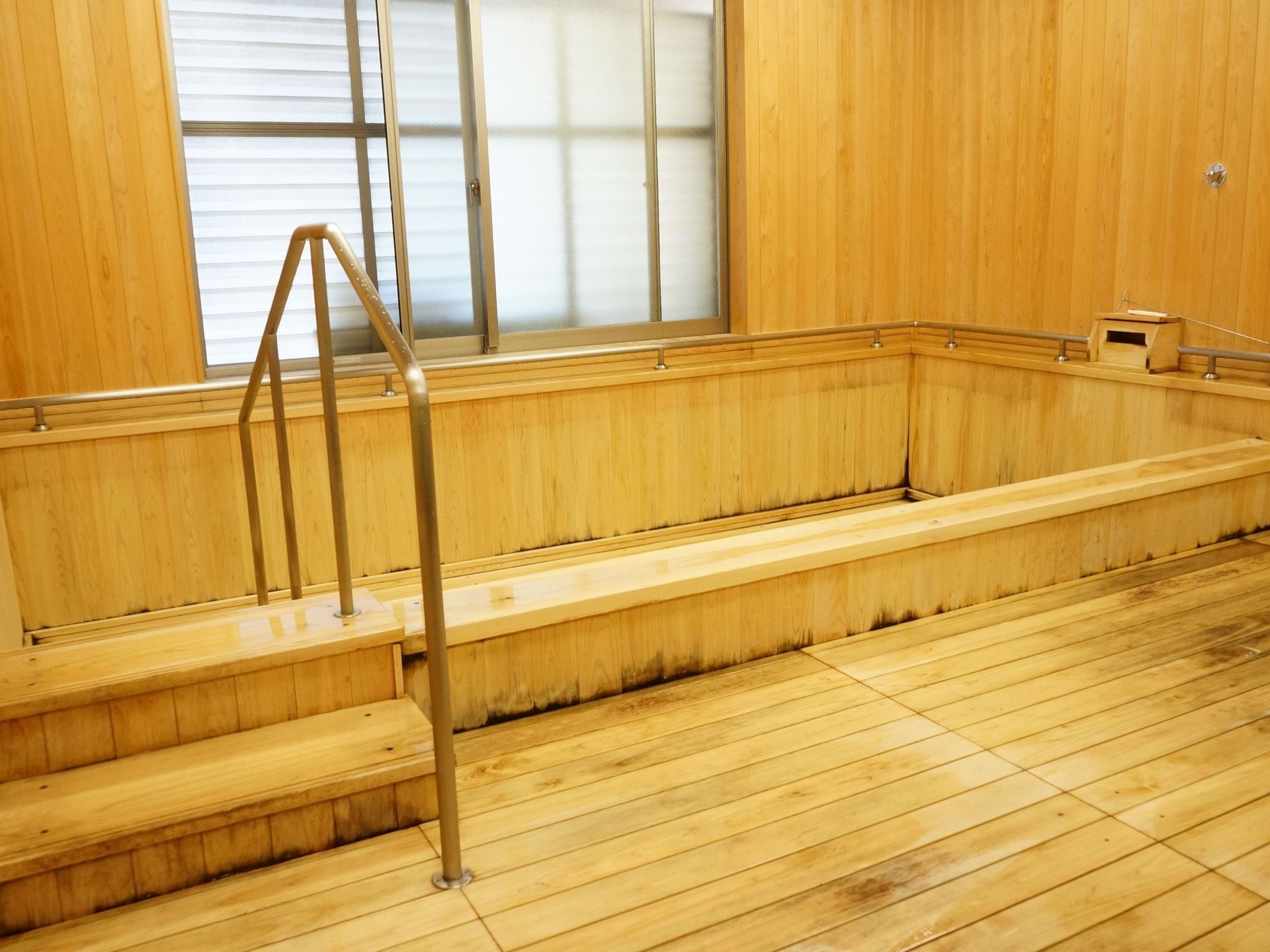 施設内には総檜造りの大きな浴室がある。浴槽は広々としており、手すり付きの階段を利用することができる。