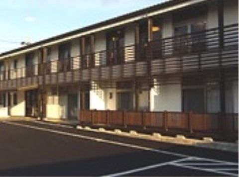 ロイヤルレジデンス川島弐号館の外観。地上２階建ての施設。べランダも設置しています。