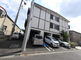 静かな街並みの施設外観