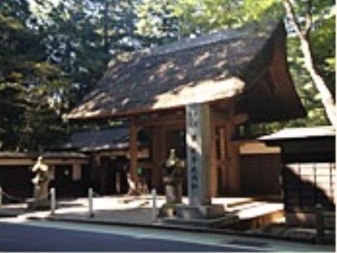 お寺の門の前には御影石で立方体で大型の石碑が設置されており、年号や歴史など由緒ある内容が刻印されている。