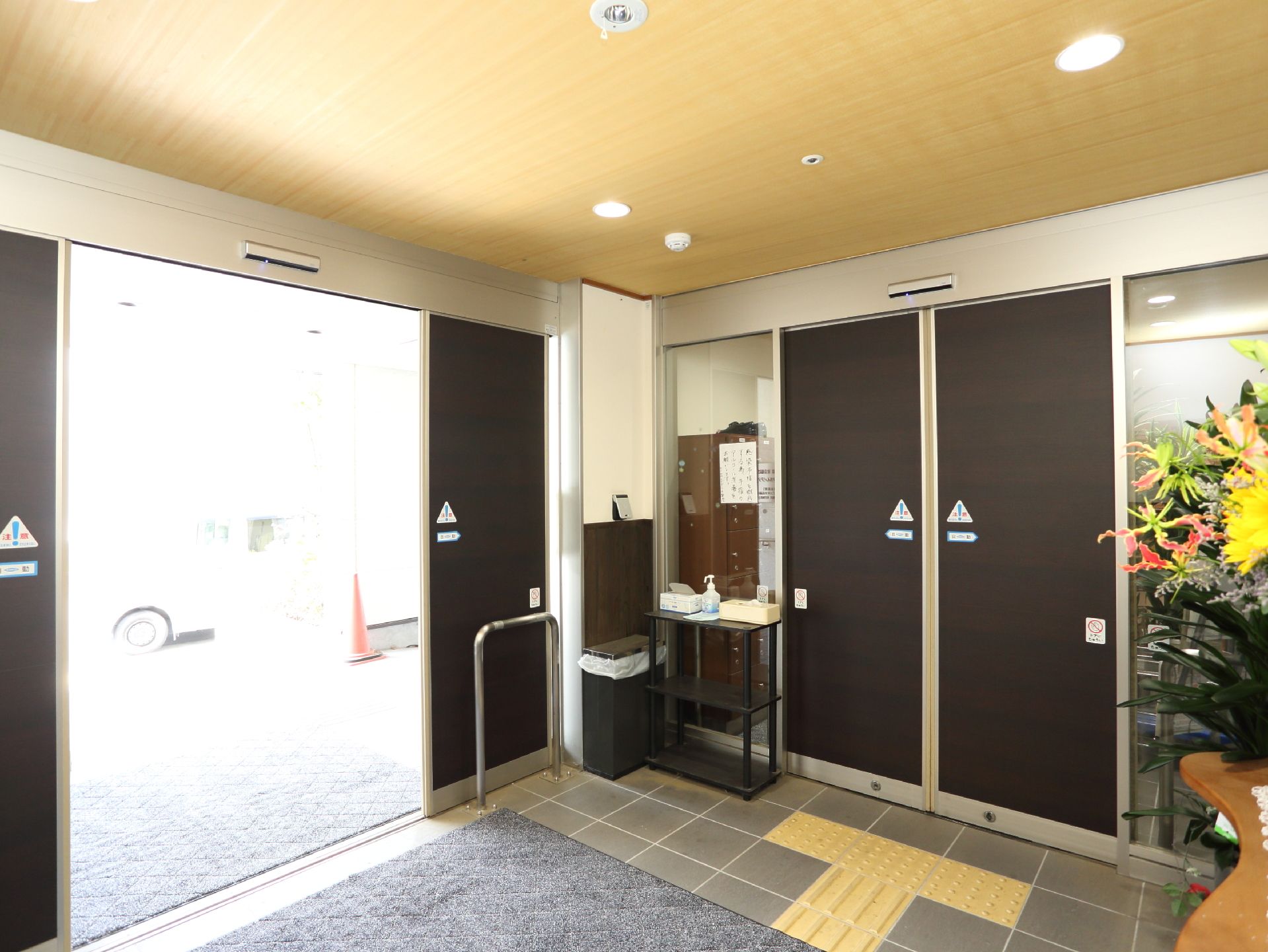玄関には手すりがもうけてあり、マットが敷いてあるので、靴の汚れや、泥をきれいに落とすことができる。室内に入る前に、アルコール消毒ができる。