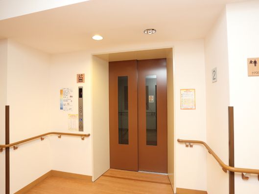 エレベーター前のホール