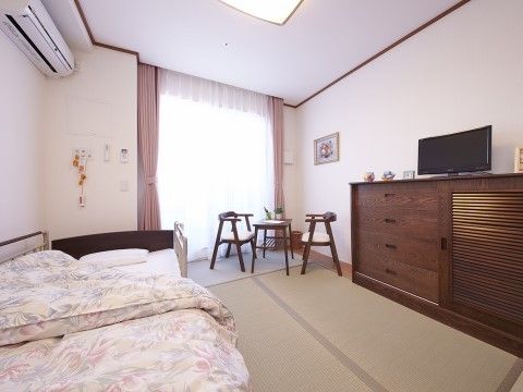 ロイヤルレジデンス新座の居室。ベッドは低めなので、乗り降りがしやすくなっています。