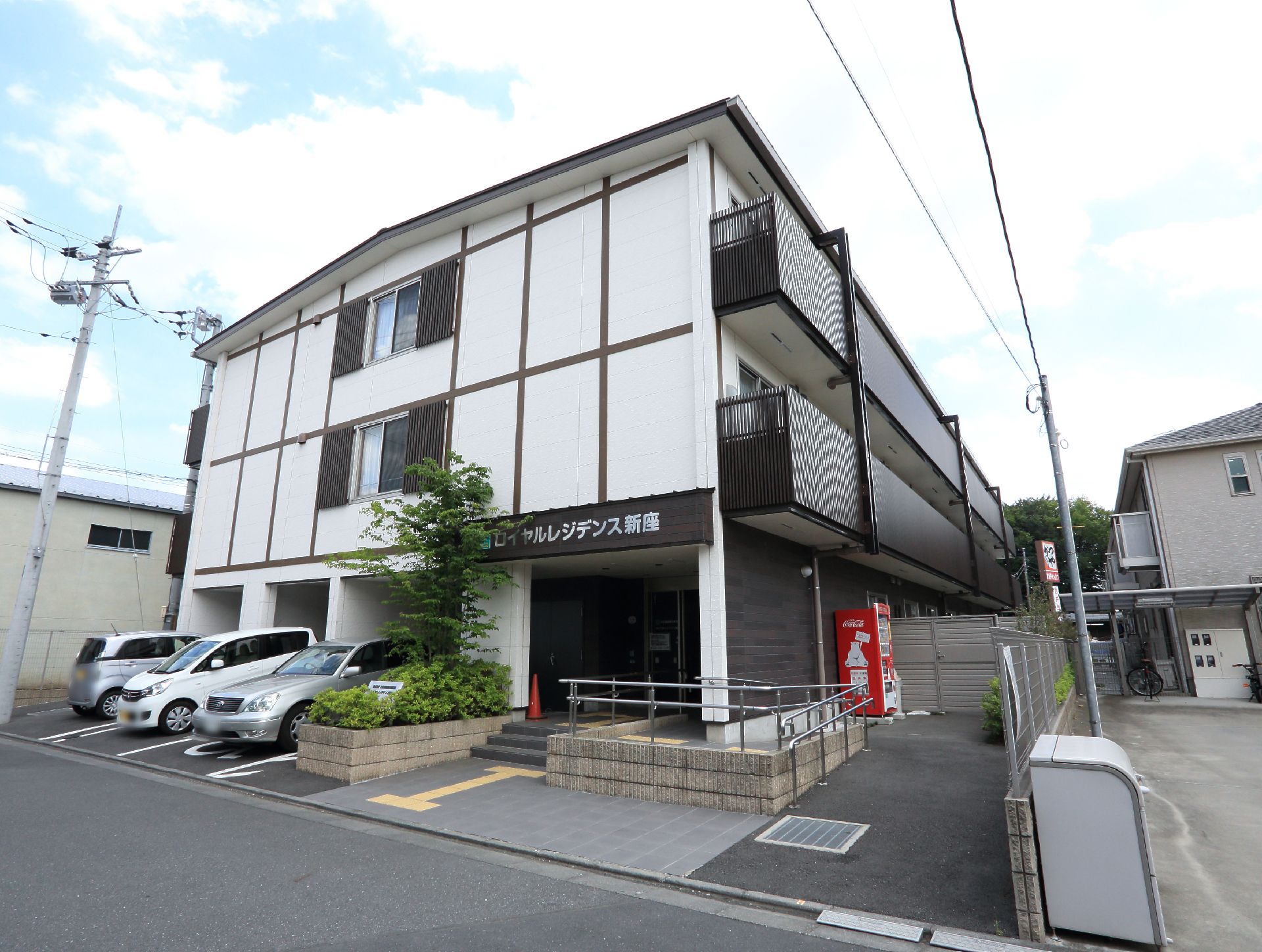 三台分の駐車スペースがあり、スロープつきの三階建ての建物