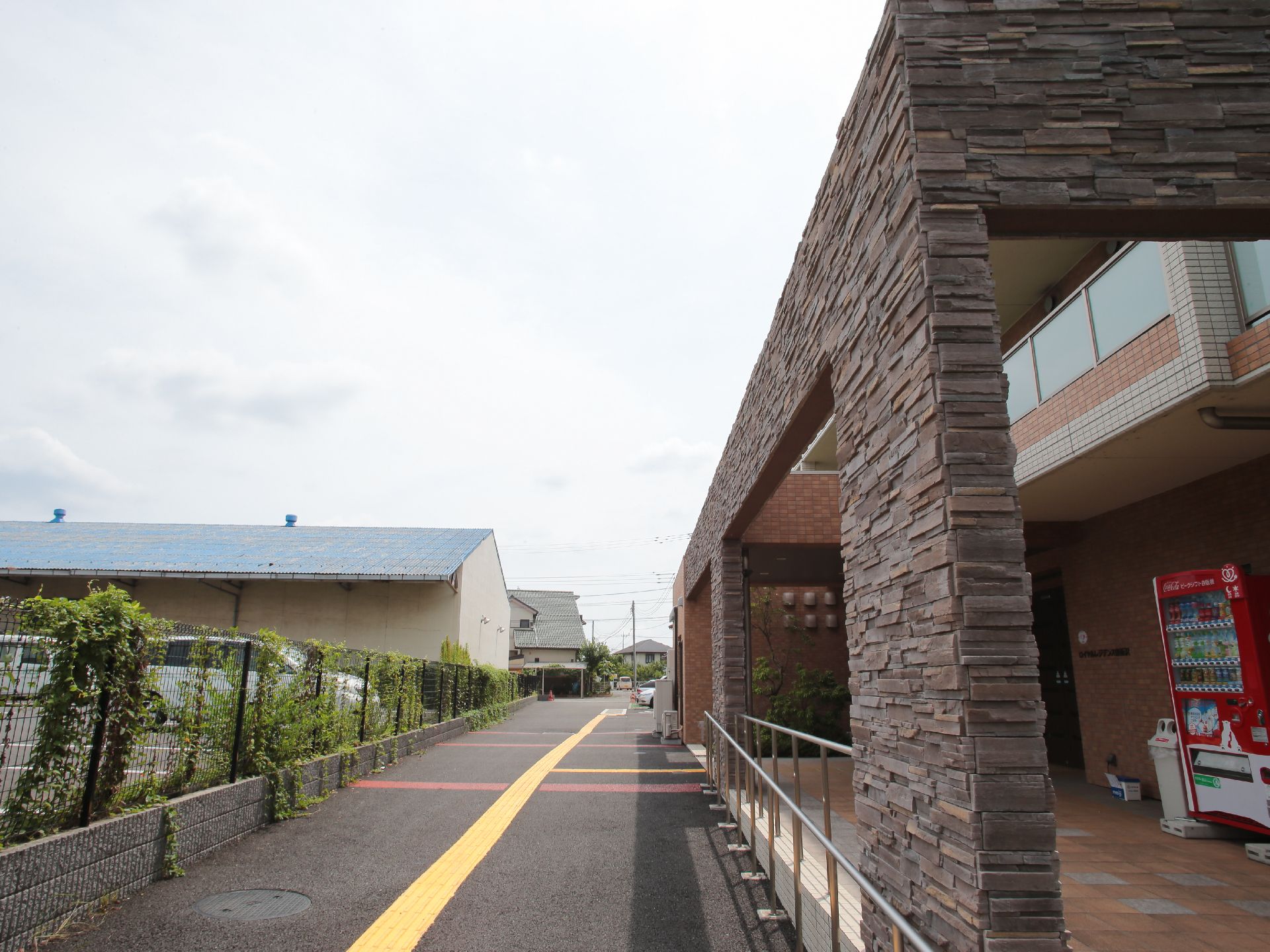 閑静な住宅街に立地している施設の外観。道路に面した入り口は車椅子の方もスムーズに移動可能なバリアフリー仕様。