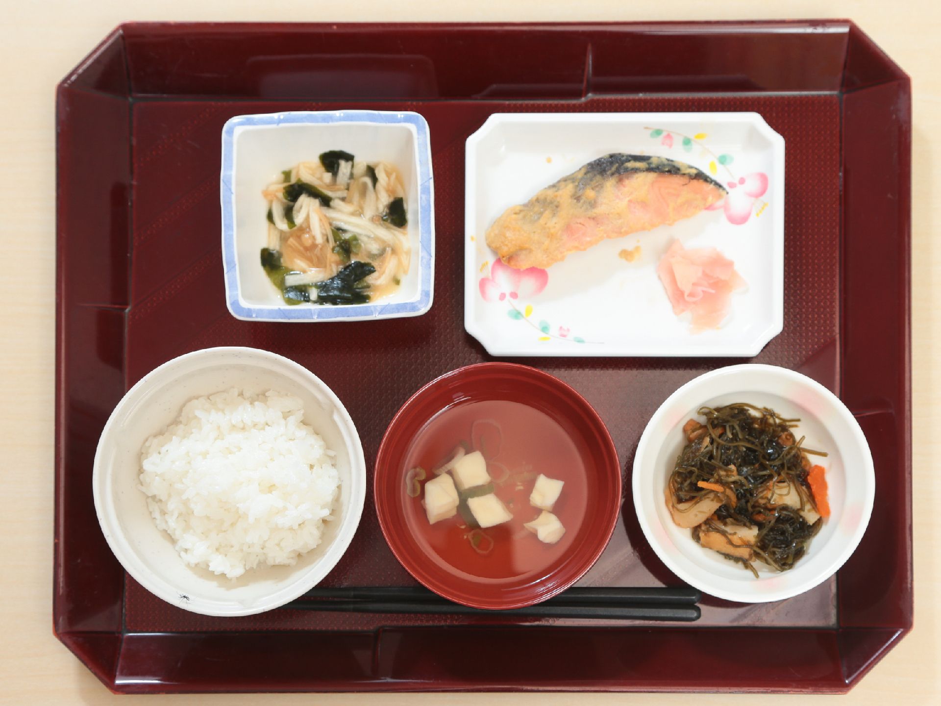 焼き魚、昆布の煮物、わかめと野菜の和え物等、栄養バランスとご高齢の方の嗜好を考えた献立が並んでいる。