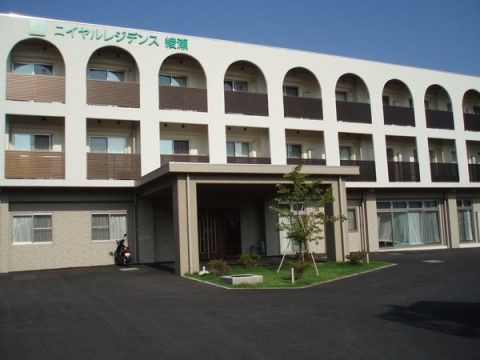 「ロイヤルレジデンス綾瀬」の外観。バリアフリーの整ったエントランスである。