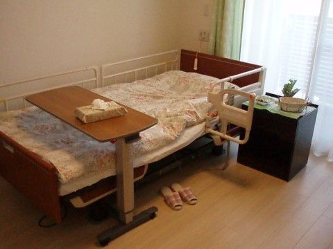「ロイヤルレジデンス綾瀬」の居室。窓からの日当たりがよく、気持ち良く起きられる。