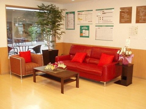 「ロイヤルレジデンス綾瀬」エントランスホール。ミニテーブルセットの配置している。