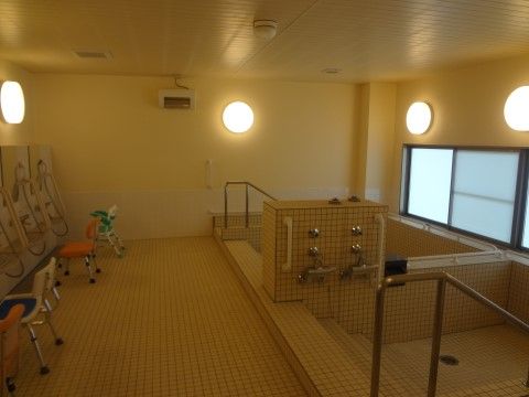 「ロイヤルレジデンス綾瀬」の大浴室。手足や肩まで浸かることのできる大浴室になっている。