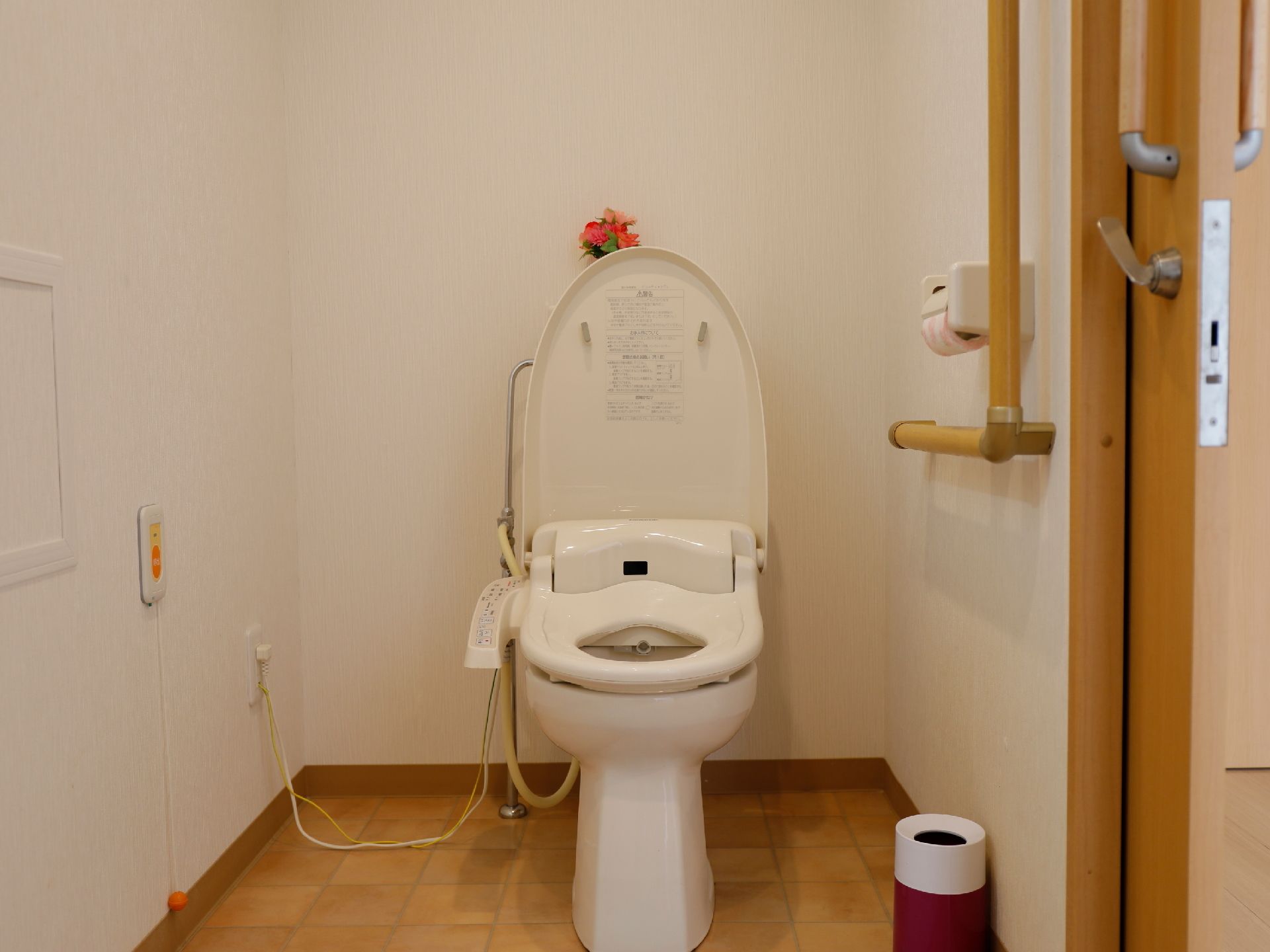トイレは、壁に手すりが設置されており、立ち座りの際に利用できる。また、呼び出しボタンも備えられているため、安心感がある。