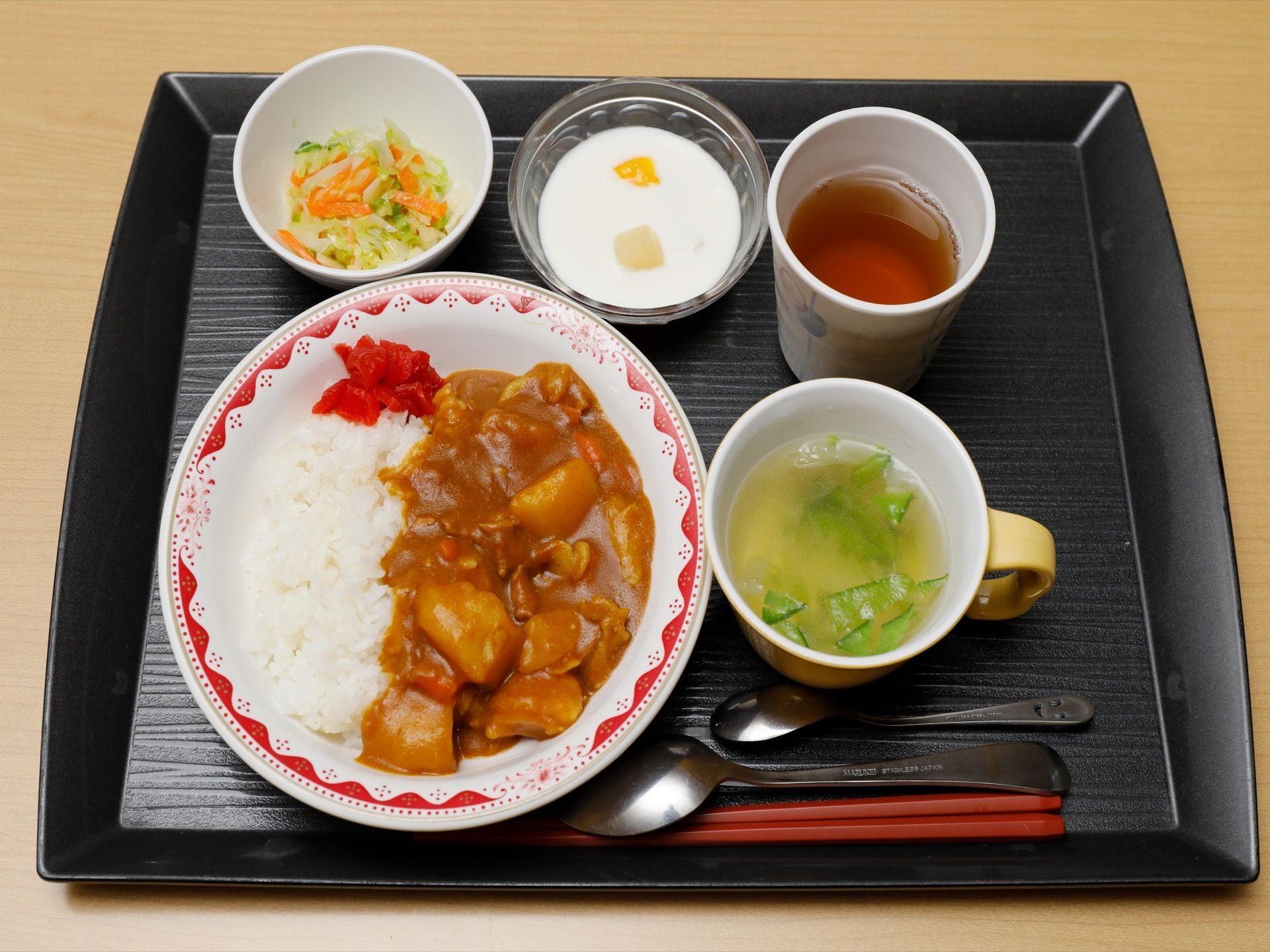 施設内の食事は、主食を中心に汁物や副菜、デザートも用意されており、しっかりバランスの取れた栄養を摂ることができる。