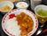 大きめに切ったジャガイモがカレーに入っているなど、野菜がふんだんに使われている。福神漬けもついている。