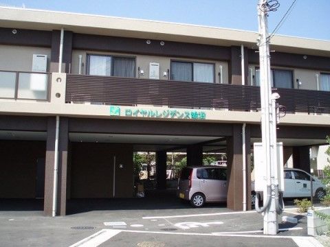 一階部分が駐車場になっており、ベランダ付の二階建ての建物