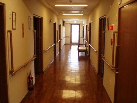 「ロイヤルレジデンス鵠沼」の廊下。スポット照明が、床面を明るくしてくれる。