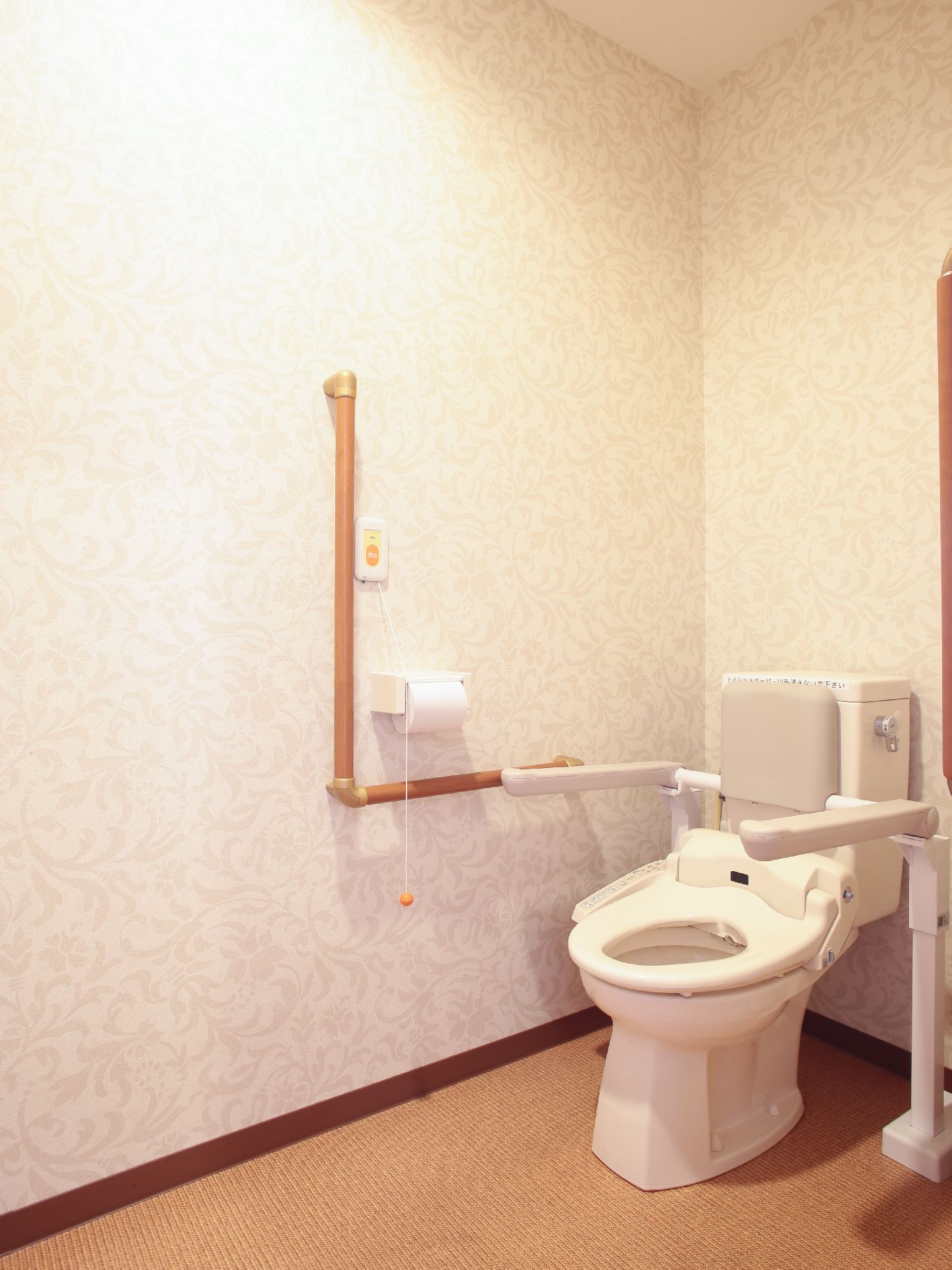 手すりが設置されている。トイレが広く、車椅子の人も安全に利用することができる。ナースコールがあるので安心である。