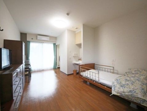 「ロイヤルレジデンス上平公園」フローリングが美しいい室内ないにはベッドが配置可能です。