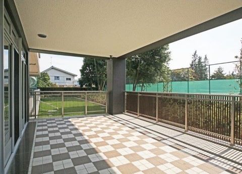 「ロイヤルレジデンス上平公園」日当たりがよく、開放的なテラス