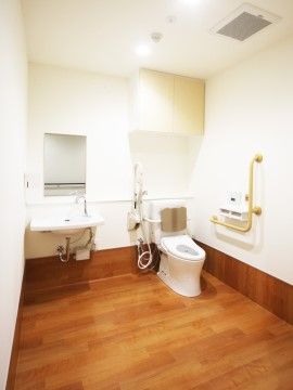 「ロイヤルレジデンス上平公園」広々としたトイレは車いすでの出入りも楽に行えます。