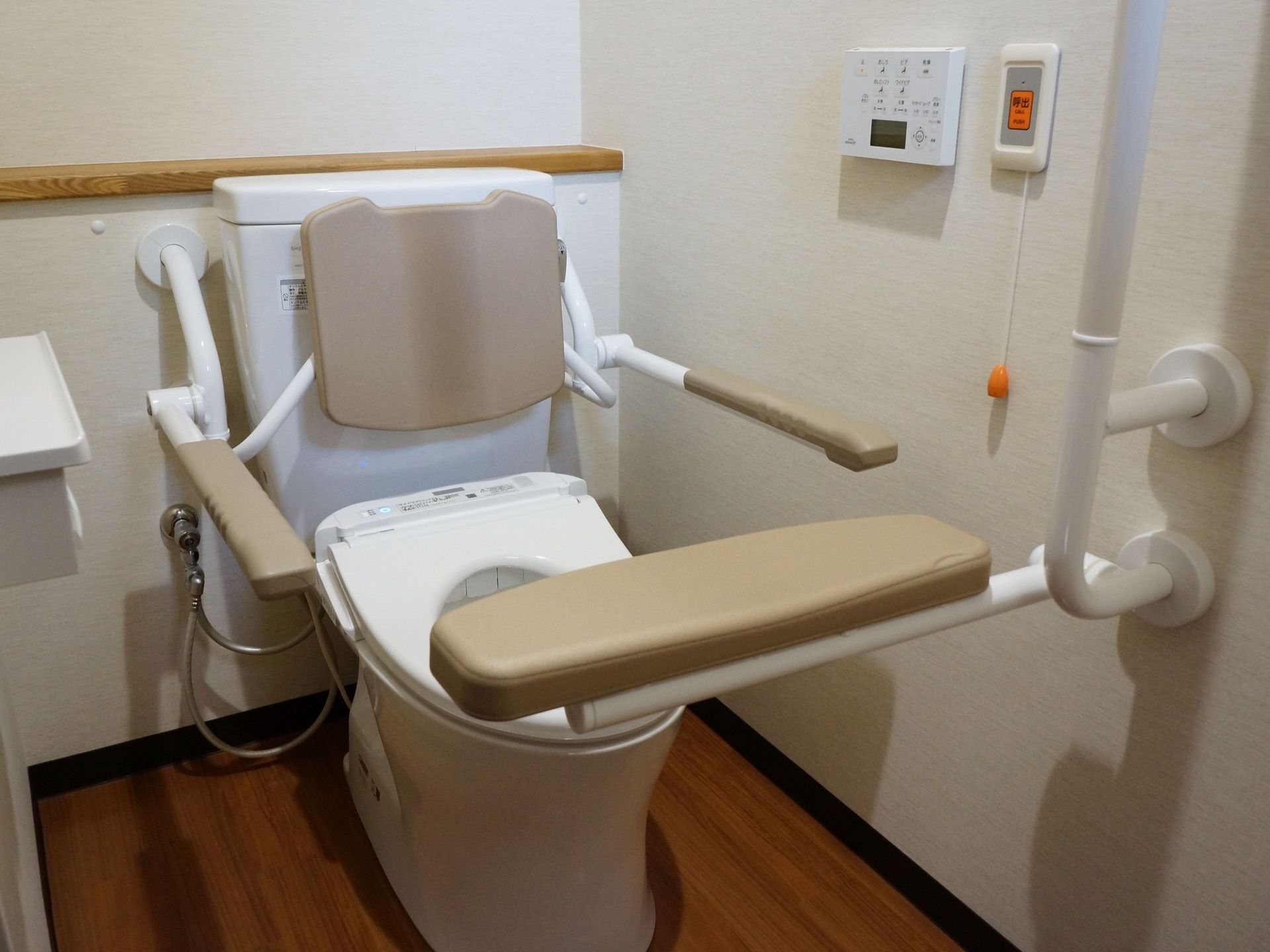 居室には個室トイレを設置してある。温水洗浄機能付きで、左手側にあるコントローラーで操作できるようになっている。