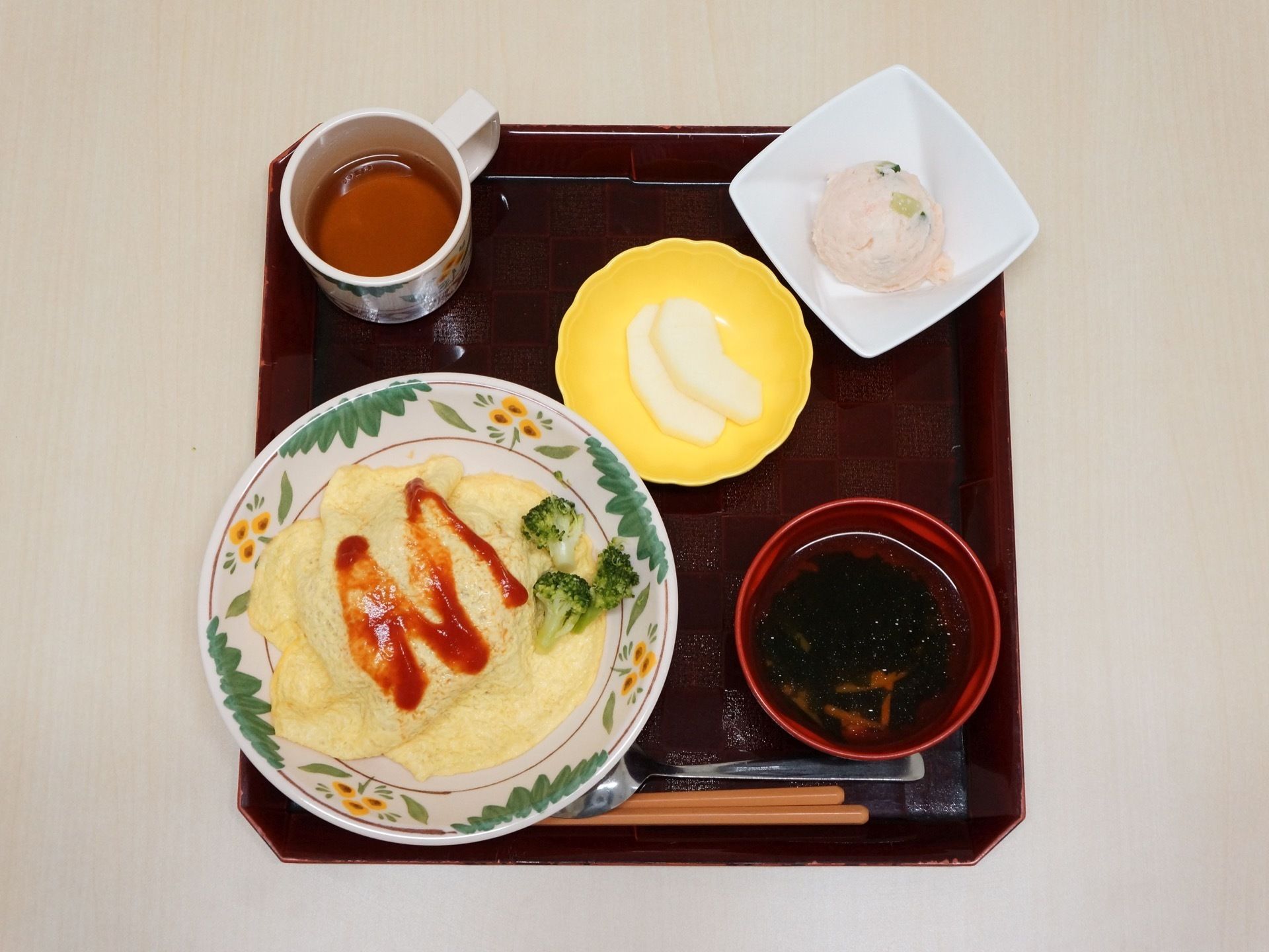 施設では入居者様に日々の食事を提供している。オムライスを中心に据えてスプーンで食べる洋食タイプのメニューも用意されている。