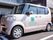 施設所有の送迎車で、サイドに施設名のロゴが入っている。ドアが両開きになっているため乗り降りしやすくなっている。
