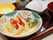 施設が入居者様に提供している食事の一食。今回はオムライスを中心とした、スプーンで食べる洋食タイプの物になっている。