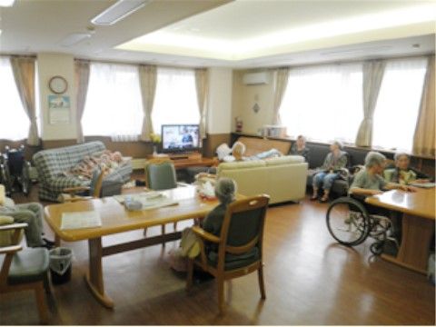 入居者が寛いでいる共有スペース