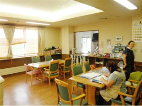 共有スペースには、1つのテーブルに５脚の椅子がセットしてある。入居者様だけでなく、スタッフが利用する空間でもある。