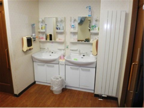 共有の洗面所があるので、食事の前後や外出後に手を洗い、消毒液を利用することができる。歯磨きも慣行することが可能である。