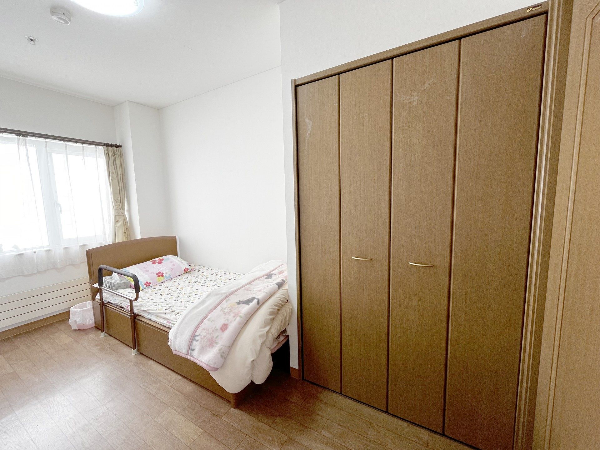 明るい個室のベッド