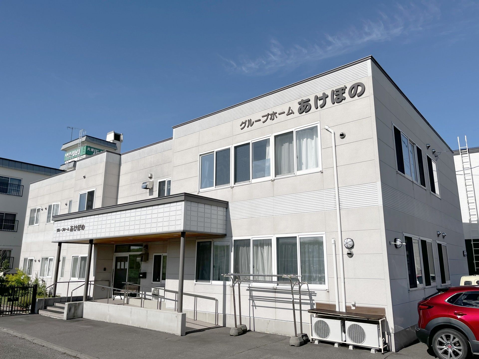 白い建物の外観