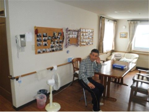 リビングルームの壁には手すりが設置してあるので、足が不自由な方や車椅子をご利用の方がより安定して進むことができる。