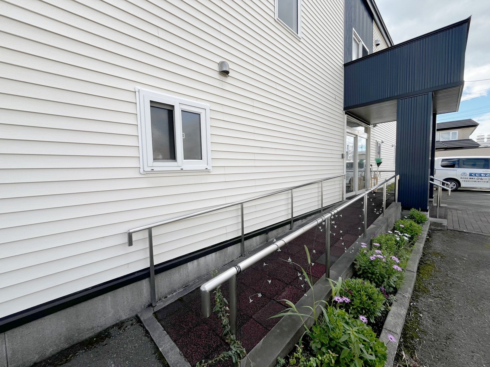 手すり付きのスロープ